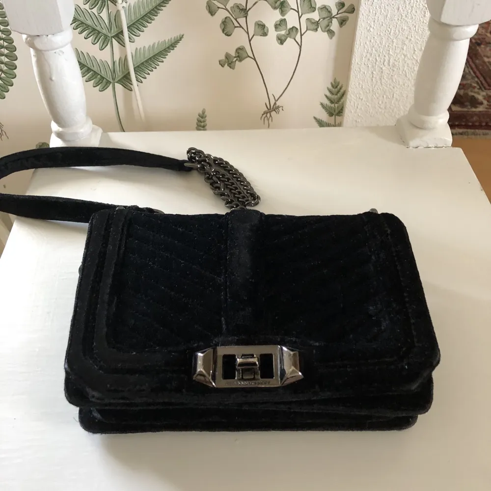 Svart cross body bag från Rebecca Minkoff i bra skick!. Accessoarer.