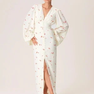 Adoore Positano Dress - Ser över intresset på slutsålda Positano Dress från Adoore i cremevit med röda små blommor. Storlek 38 och endast använd vid ett tillfälle, alltså i nyskick. 