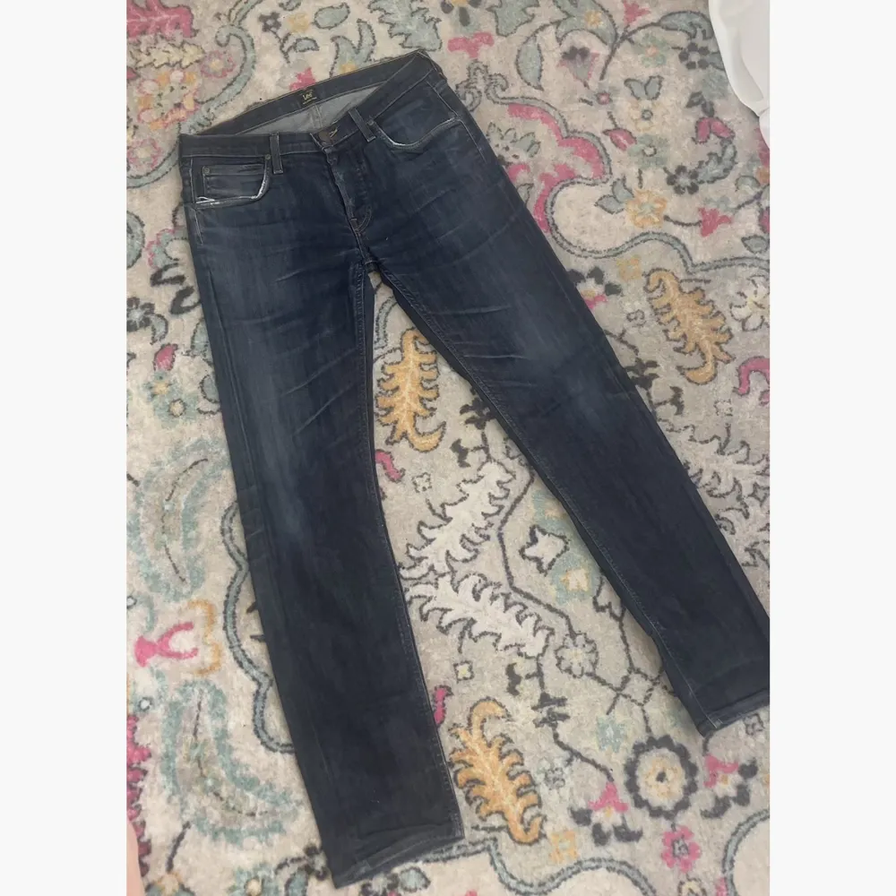 Jättefina långa Lågmidjade jeans från Lee, jag är 173cm💙. Jeans & Byxor.