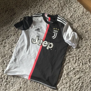 Juventus tröja eucupen 22 - Fin tröja som inte används längre eftersom den är för liten storlek s. Fint skick men lite lös text i mitten skriv vid frågor PRISET KAN DISKUTERAS 
