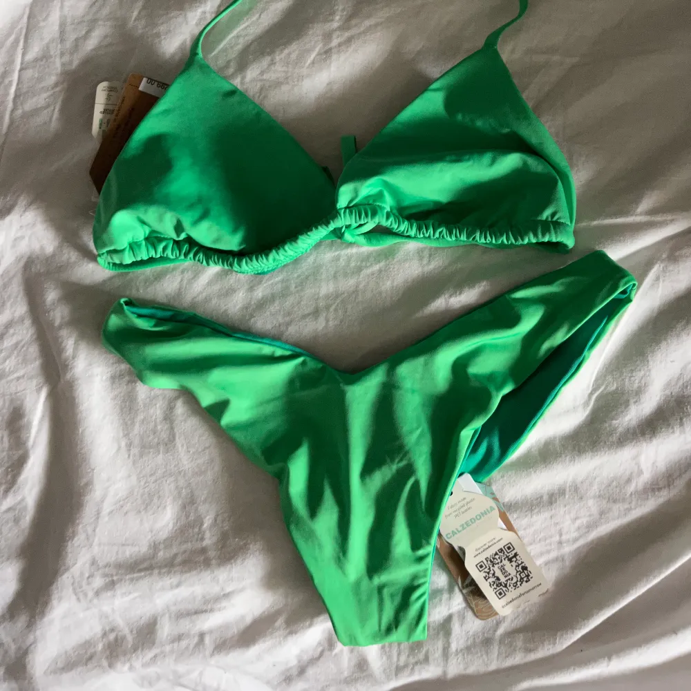 Säljer min helt oanvända bikini, med prislappen kvar. Trosorna i storlek S men passar också Xs. Bikinitoppen är i storlek S men passar Xs eller större storlekar beroende på hur man vill att den sak sitta. Säljer eftersom jag inte tyckte om färgen på mig  . Övrigt.