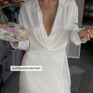 Vit klänning från Chloe Schuterman x NA-KD - En jättefin klänning från NA-KD med bra passform som tyvärr inte kom till användning. Den är i storlek 36 men funkar även bra för det som också kan ha 38. Den är som sagt oanvänd och i fint skick. Ordinarie pris är 499kr och är slutsåld på hemsidan. 