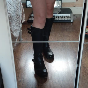 Svarta höga boots - Svarta höga boots som är i nyskick då jag bara testat dem ett få tal gånger. Nypris är 600kr men säljer för 300kr. Skriv privat för fler frågor.