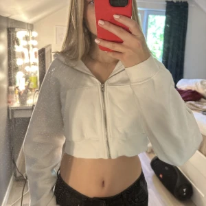 Vit croppad zip-hoodie - Säljer denna vita croppade zip-hoodien från H&M. Använts fåtal gånger!❤️‍🔥
