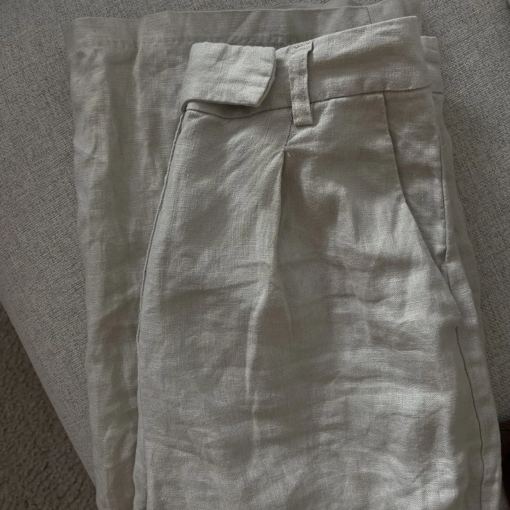 Linnebyxor från nakd i kall beige färg. Använt 1 gång. Köparen står för frakt 💕. Jeans & Byxor.
