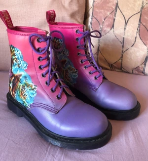 Dr martens punk alt kängor strl 37 - Ett par rosa lila dr martens som har använts sparsamt, de är i storlek 37 och i bra skick 