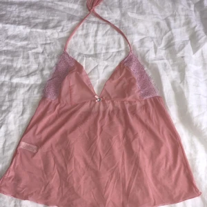 Ljus rosa linne  - Super fin topp med en hjärtsmycke mellan brösten.