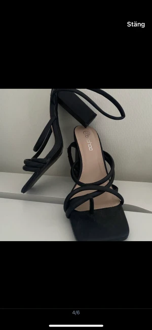 Klackar sandaletter - Sandaletter med vadderande remmar, blockklack och fyrkantig tå från Bohoo  Klackhöjd: 11cm Storlek: 40 Aldrig använt, köpte för 450kr Säljer för 100kr