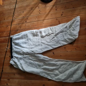 Linnebyxor Arket - Vida linnebyxor i bra skick från Arket! Perfekta för sommar! Fråga på!