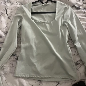 Mint grön långärmad  - Kommer inte till användning  Skims material  Från hm