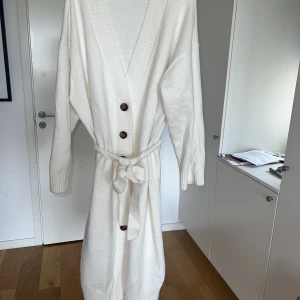 Cardigan  - Fin som ny stickad klänning. Knapparna går ej att knäppa upp. 