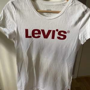 Levis T-shirt  - Superfin tshirt från Levis!💗Använt en del men i bra skick!💗