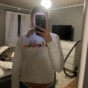 Hoodie från Ellesse - Vit hoodie från Ellesse. Använd 2 gånger. Köparen står för frakten💗💗