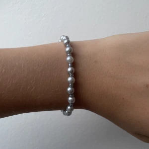 Pärlarmband  - Ett silver/grått pärlarmband i storlek s men finns också i fler storlekar om man vill ha kontakta om de finns frågor!🩶💗