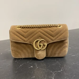 Gucci Marmont Velvet Beige Väska - Gucci Marmont Velvet ”Small” i färgen Beige. Exklusiv färg och material som inte längre tillverkas!  Använt fåtal gånger med försiktighet. I väldigt gott skick. Originalkvitto, dustbag och låda medföljer