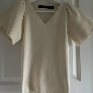 stickad topp - säljer denna oanvända tröja från vero moda, då den inte kommer till användning. väldigt fint skick då jag endast testat den. hör av er vid intresse eller frågor💕