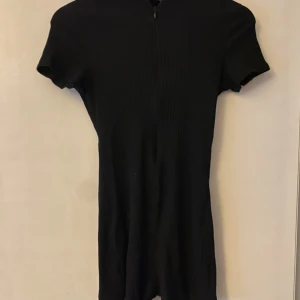 Playsuit - Slimmad playsuit med dragkedja framtill