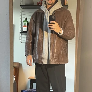 Brun skinnjacka - Skitsnygg brun skinnjacka som inte kommer till användning…