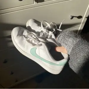 Nike skor i strl 38 men små så passar bättre på 37💕