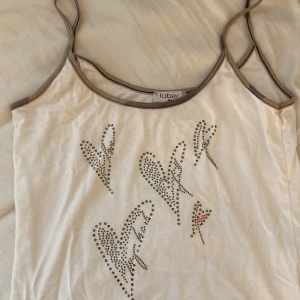 Linne  - Gulligt och snyggt linne men paljetter köpt i Portugal förra året men aldrig använt, därmed säljer jag det. Står ej storlek men skulle gissa på M