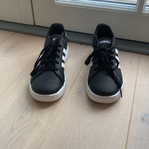 Adidas skor i jättebra skick  - Säljer för att dom inte har kommit till användning så många gånger. (Man får betala frakt själv)
