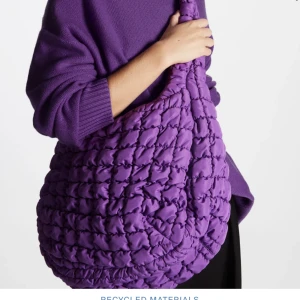 COS oversized quilted bag - Height 39,6cm Width 40,2cm  100% Recycled Polyester Depth 22cm Minimalt använd Mycket bra skick Lila väska endast referensbild, säljer blå
