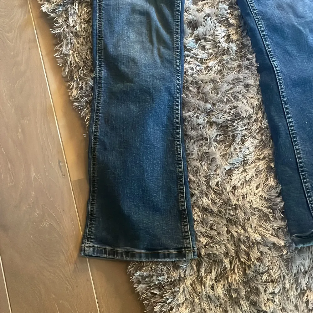 Hej! Jag säljer mina mörkblåa zara jeans just nu! Dessa har några fler knappar o är as sköna och passar till allt! Nypris: 279kr , mitt pris:100kr , dessa brukar vara slutsålda på Zaras hemsida💕 jag säljer för att de har blivit förkorta för mig!! . Jeans & Byxor.