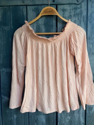 Singoallatop - Jättefin helt ny top i aprikos/rosa. Kom på försent att det inte är min stil.storlek som 40.  Ostruken. 