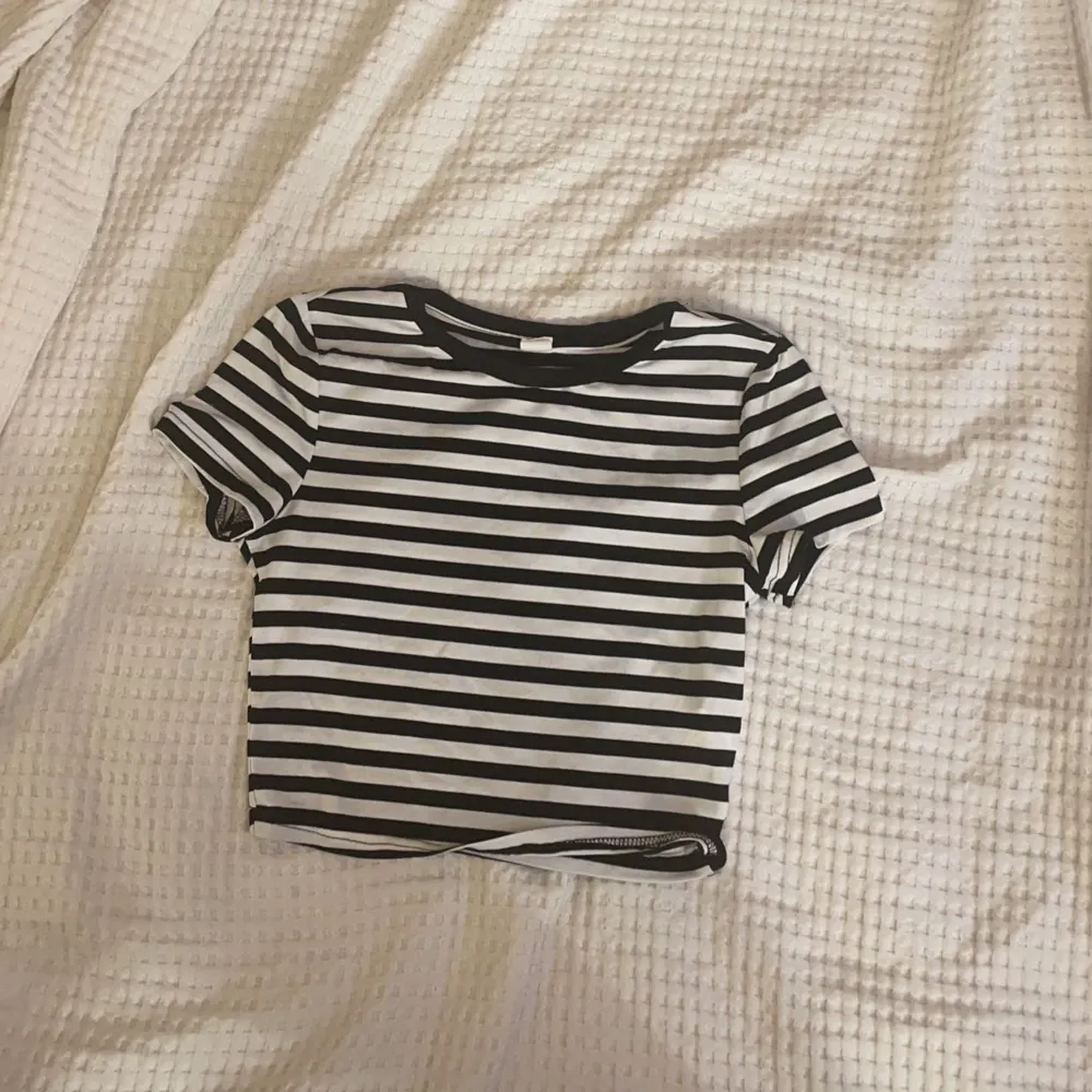 kort tröja från shein, den är svart och vit randig, tycker den är mycket mindre i storleken än vad den ska vara den passar 12-14 skulle ja säga, skönt material . T-shirts.