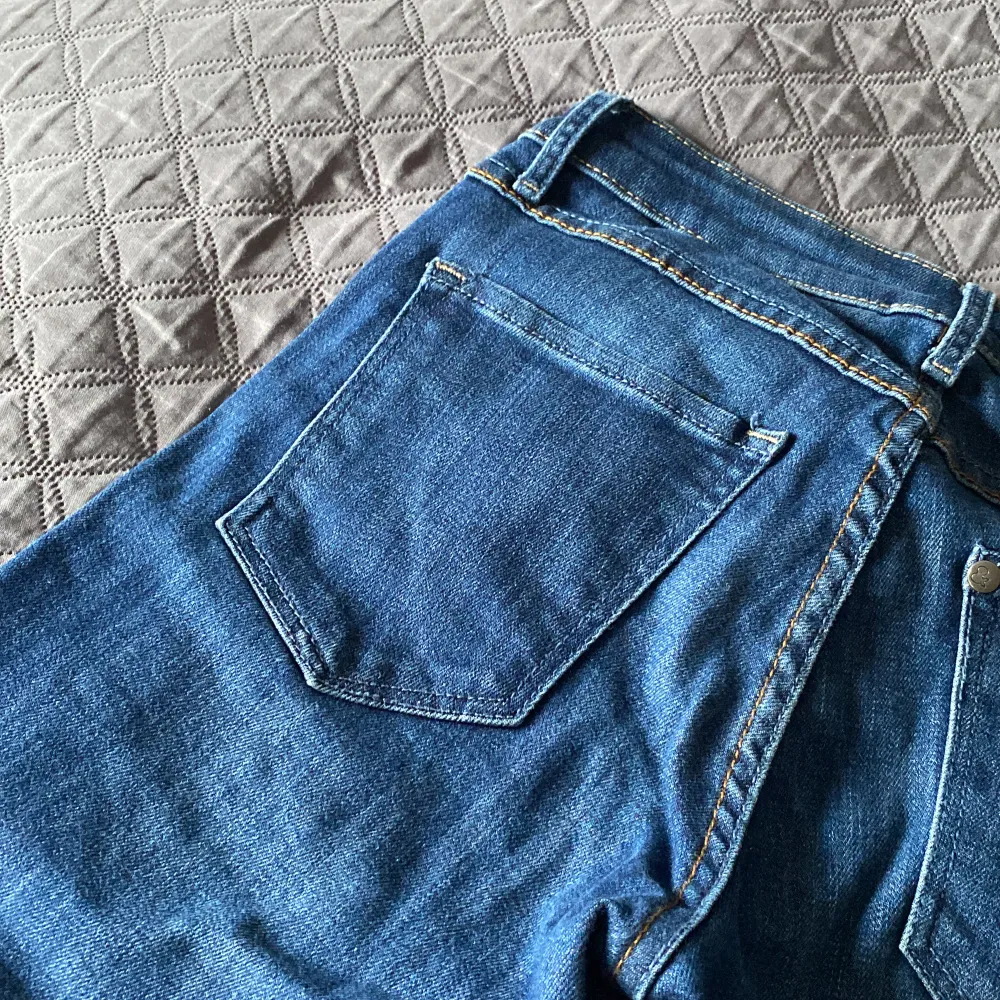 Ett par lågmidjade jeans. Från H&M använt 1 gång, skit sköna o snygga.. Jeans & Byxor.