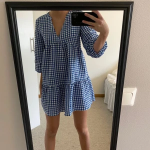 Zara klänning rutig  - Säljer min fina klänning från zara storlek Xs, använd typ 2-3 ggr bara då den bara legat! Så jättefint skick! Tryck gärna på köp direkt❤️