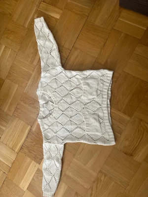 Vit stickad tröja  - Mysig tröja som inte sticker  