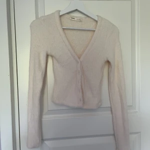 Söt topp - Säljer denna söta topp ifrån pull & bear då de inte är min stol längre💘 den passar till allt och är super använd bar💘 de är en mindre storlek S och nypris låg runt 200kr💘 pris: 50kr