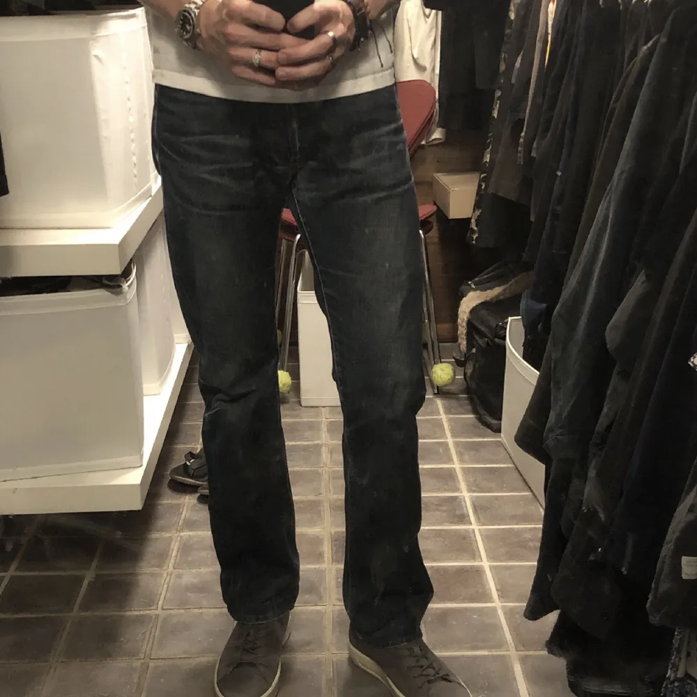 Ett par snygga mörkblå jeans från acne studios i använt men bra skick. . Jeans & Byxor.