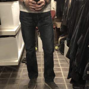 Ett par snygga mörkblå jeans från acne studios i använt men bra skick. 
