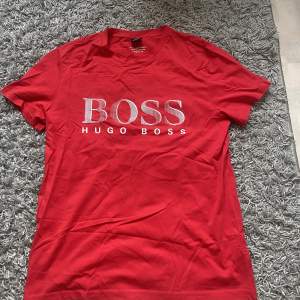 Hugo boss t-shirt, strl M, aldrig använd.