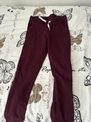 Mjukis byxor  - Mjukis byxor i bra skick Resor i midjan  Kan mötas i Karlskoga eller Gullspång. Kontakta om du har frågor eller mer bilder på varan❤️