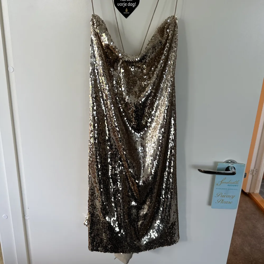 Guldig glitterklänning perfekt till fest eller nyår. Använd 1 gång. Klänningar.
