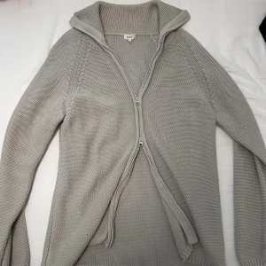 Taupe color zip Sweater  - Zip sweater, super cute, knitted, size 42-44 but runs a bit small!