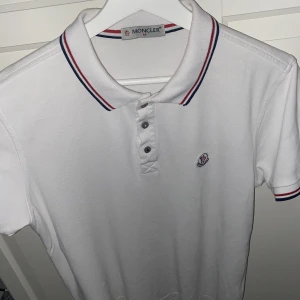 Moncler Piké  - Säljer då den är för stor för mig, byten funkar även