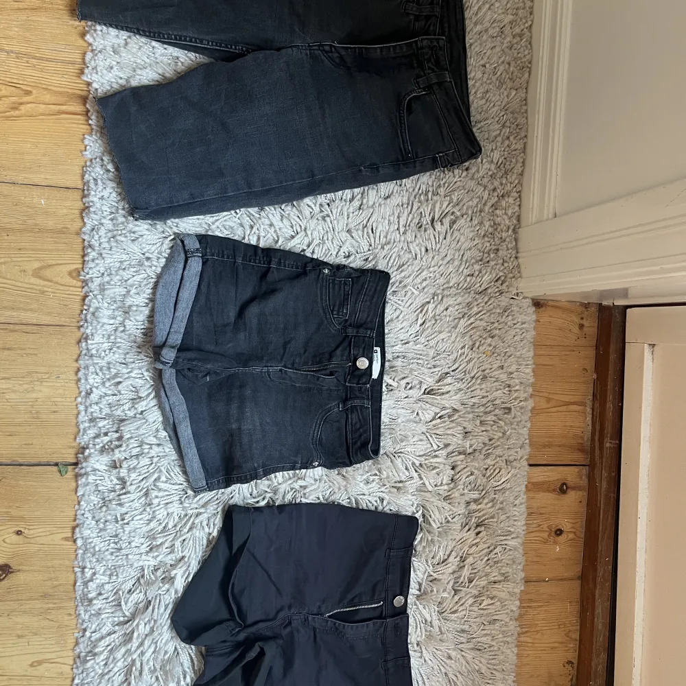 Säljer tre par shorts som inte passar längre. Grå och svarta (Ett av de är avklippa jeans) alla 3 för 60 kr + frakt. Shorts.