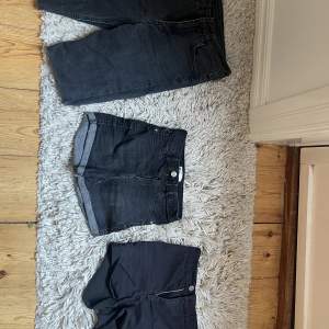 Säljer tre par shorts som inte passar längre. Grå och svarta (Ett av de är avklippa jeans) alla 3 för 60 kr + frakt