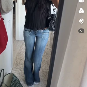 Jeans med kryss på bakfickorna - Sjukt långa i benen. Midjemått ca80