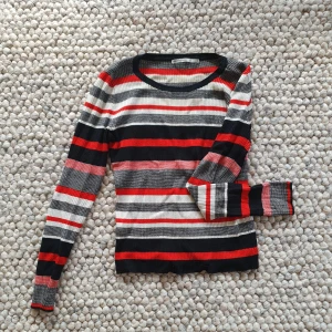 Stickad tröja - Randig stickad tröja från ONLY.