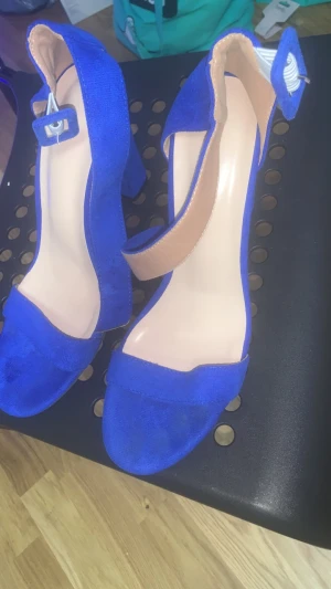 Blåa klackar  - Säljer dom här blåa klackar för behöver inte dom, har bara använt dom en gång så skriv gärna nån som är intresserad   OBS: ingen leverans 