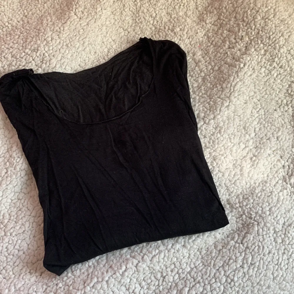 En svart tunn tröja i storlek xs  . Toppar.
