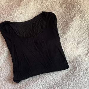 En svart tunn tröja i storlek xs  