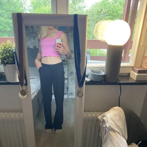 Rosa sommartopp - En jättefin topp från Vero Moda med resår.  Storleken är S men skulle nog passa M också.  Säljer på grund av att den aldrig används. 