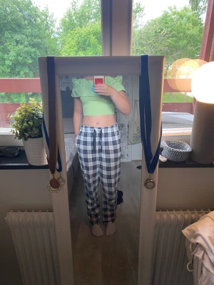 Off shoulder topp - En jättefin grön topp från zara i fantastiskt skick. Den är knappt använd och som ny.  Storleken är S