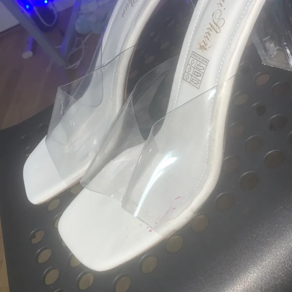 Säljer dom här vita skor har inte använt den mycket säljer den för behöver den inte inte längre   OBS: ingen leverans   Möts i T-centralen/Södertälje centrum . Skor.